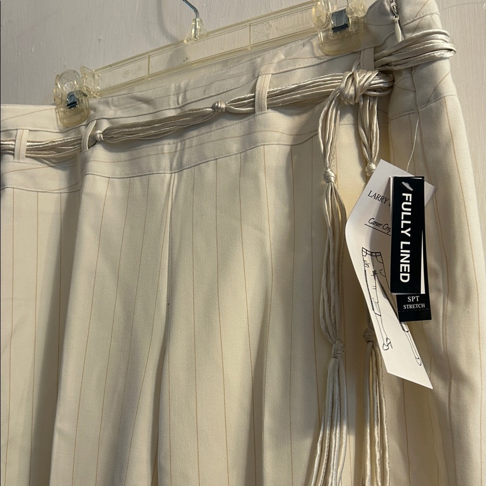 NWT Larry Levine Cream Ladie’s Capris - Fully Lined with satin knotted belt
